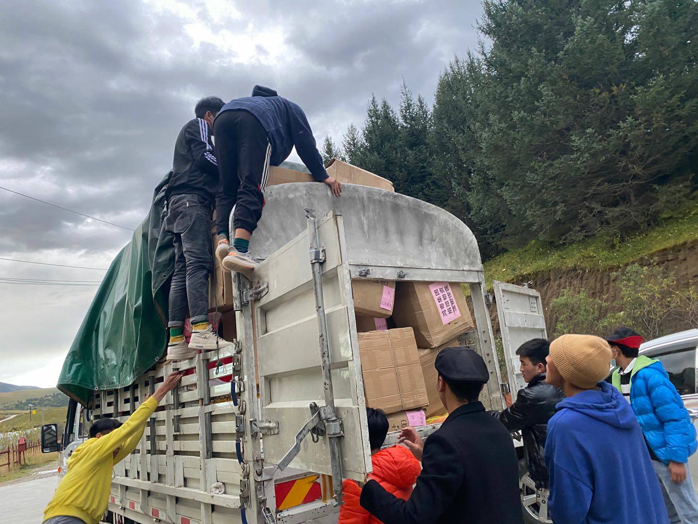 乐鱼官方网站-乐鱼online(中国)公益回顾丨家国同欢月同圆 温暖满载甘孜州(图5)