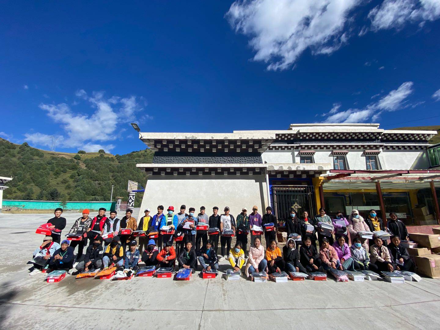 乐鱼官方网站-乐鱼online(中国)公益回顾丨家国同欢月同圆 温暖满载甘孜州(图8)